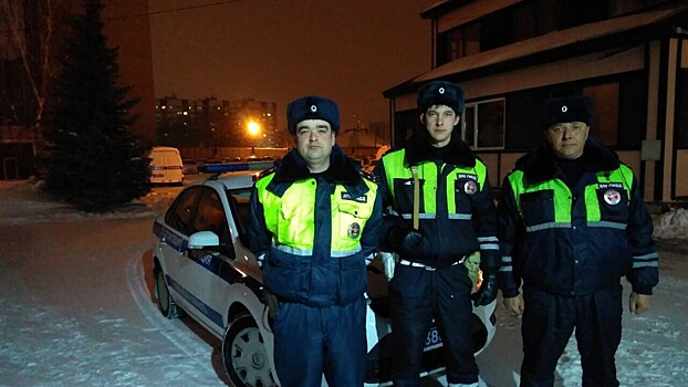 Тюменские автоинспекторы вывели из горящего дома семью с тремя детьми