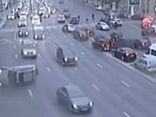 В центре Москвы автомобиль запутался в упавших проводах и опрокинулся