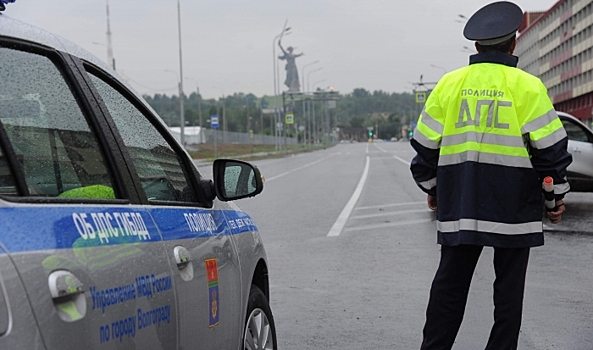 Полиция задержала 18-летнего водителя ВАЗ без прав, дрифтовавшего около ТЦ на Ленинском проспекте