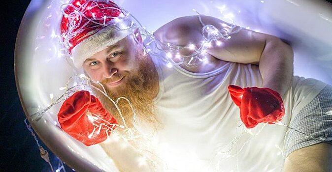 Брутальный мужчина из Сибири сделал милую новогоднюю фотосессию