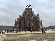 Масленице в Никола-Ленивце добавили средневековой романтики. Рыцарь против 24 мельниц-великанов, море огня и блинов