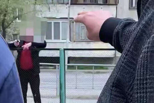 В Тюмени мужчина с пистолетом напал на людей, выгуливавших собак