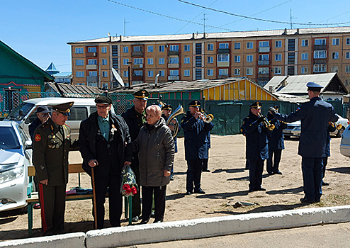 Воины-десантники отдельного гвардейского соединения ВДВ из Улан-Удэ поздравили ветеранов Великой Отечественной войны с наступающим Днем Победы