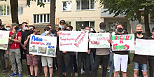 Молчаливый пикет: белорусы протестуют возле литовского посольства