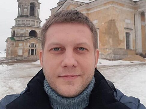 Борис Корчевников показал снимок с маленьким ребенком на руках