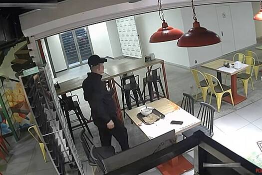 Разгромивший московский ресторан голодный иностранец попал на видео