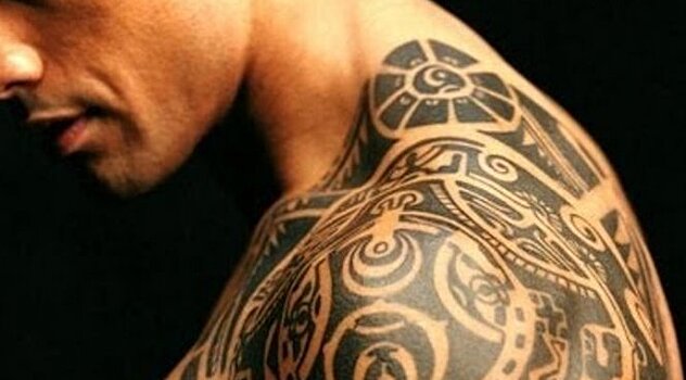 Ученые рассказали, что женщины думают о мужчинах в татуировках