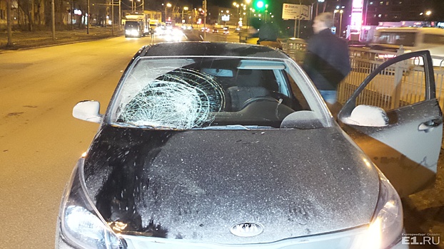 На Бебеля женщина влетела в лобовое стекло, когда её сбила иномарка