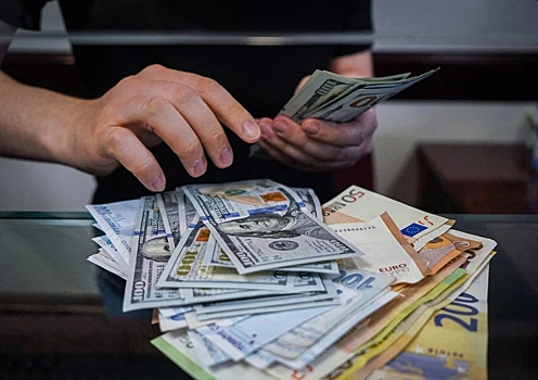 ЦБ продлил ограничение на снятие долларов и евро