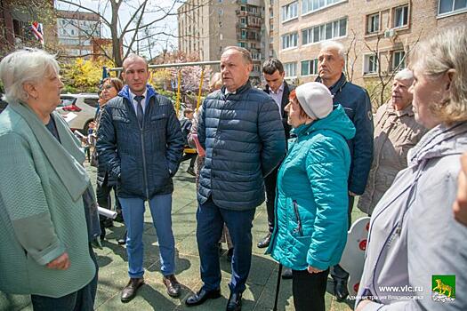 Олег Гуменюк продолжает отрабатывать жалобы горожан, инспектируя дворы