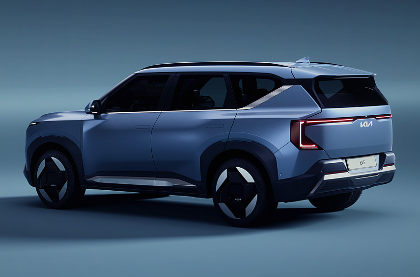 Пятиместный салон намного проще, чем интерьер одноимённого весеннего концепта. Литий-железо-фосфатный аккумулятор ёмкостью 82 киловатт-часа обеспечит запас хода до 600 километров.