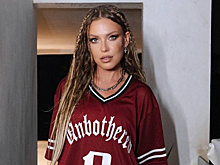 Рита Дакота показала откровенные кадры с полуобнаженной грудью