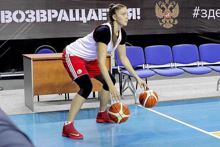 Как сообщает Чемпионат.com, Маша родилась в баскетбольной семье и была буквально окружена баскетболом с самого детства. 