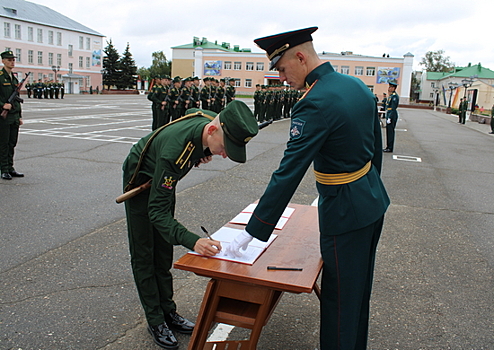 Первокурсники Военной академии РХБ защиты торжественно приняли Военную присягу