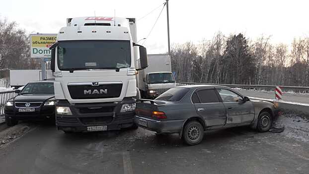 Авария с фурой парализовала движение по Бердскому шоссе