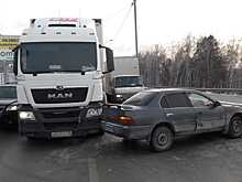 Авария с фурой парализовала движение по Бердскому шоссе