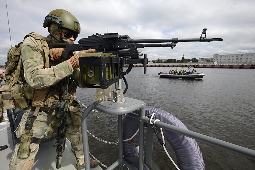 Военнослужащие на военном катере во время торжественного открытия VII Международного военно-морского салона в Санкт-Петербурге