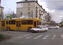 Троллейбус протаранил легковушку в Дзержинске