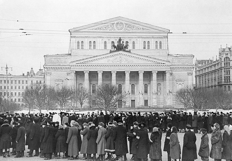 Участники церемонии прощания с Иосифом Виссарионовичем Сталиным, гроб с телом которого установлен в Колонном зале Дома Союзов в Москве