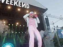 Джастин Бибер вышел на сцену в розовых брюках и бусах