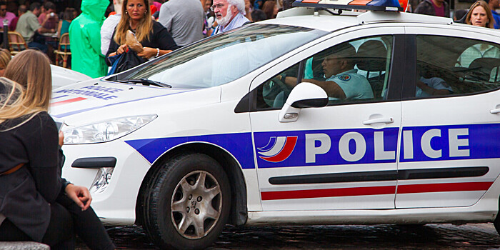 В Париже задержали трех человек после нападения на машину полиции на демонстрации