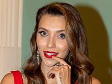 Талия пропала: Регина Тодоренко в алом платье-бюстье с воланами появилась на съемках шоу