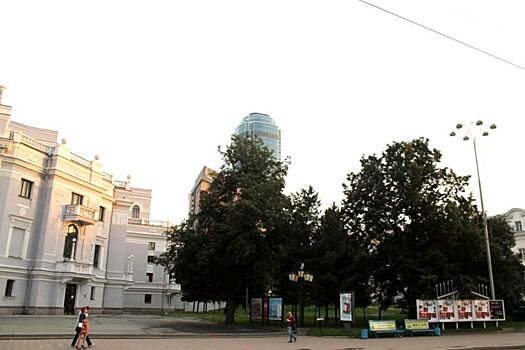 В Екатеринбурге реконструируют сквер у Оперного театра