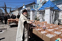 В Батайской колонии освятили пасхальные куличи и провели обряд крещения осужденного