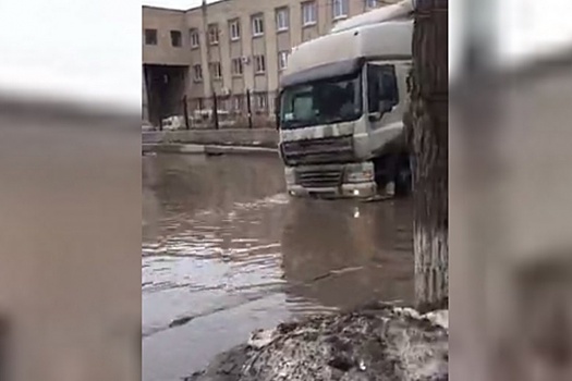 Затопленные водой улицы Волгограда с трудом переплывают многотонные фуры