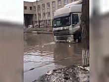 Затопленные водой улицы Волгограда с трудом переплывают многотонные фуры