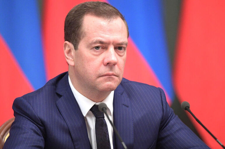 Медведев назвал условие для создания базы данных государственных и частных клиник