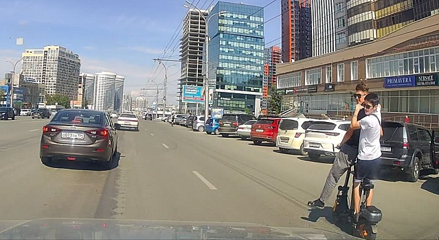 ГАИ Новосибирска просит помощи в установлении личности электросамокатчика, сбившего маму с ребёнком