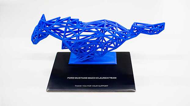 Владельцы Ford Mach-E First Edition получают классную каркасную скульптуру