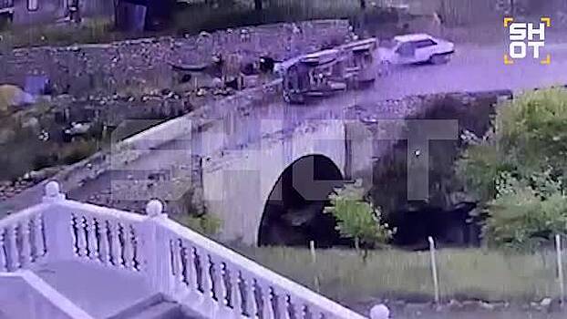 Грузовик с детьми опрокинулся в российском регионе