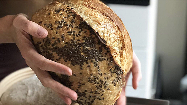 Модель решила через соцсети научить россиян печь хлеб