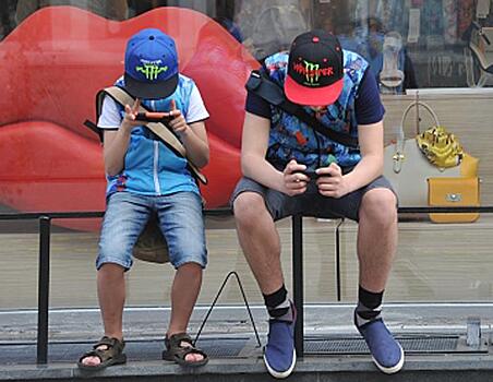 Назвали губительные последствия для детей из-за увлечения смартфонами и планшетами