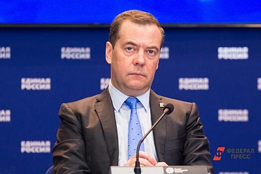 Дмитрий Медведев приехал в военкомат Ленобласти с инспекцией