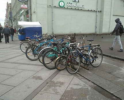 На Василеостровской демонтируют велопарковку из-за нехватки денег на ее ремонт