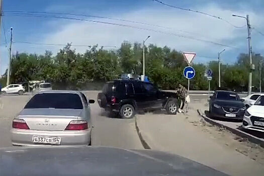 В Новосибирске Jeep придавил к столбу пешехода