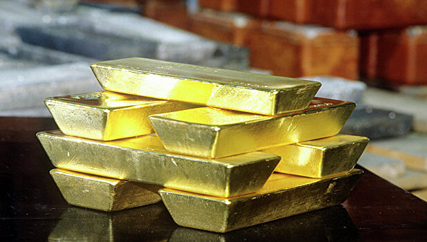 Цена золота колеблется после достижения месячного минимума