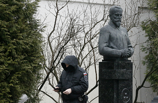 «Варварство и вандализм». В центре Рерихов шокированы грубостью бойцов ОМОН с произведениями искусства