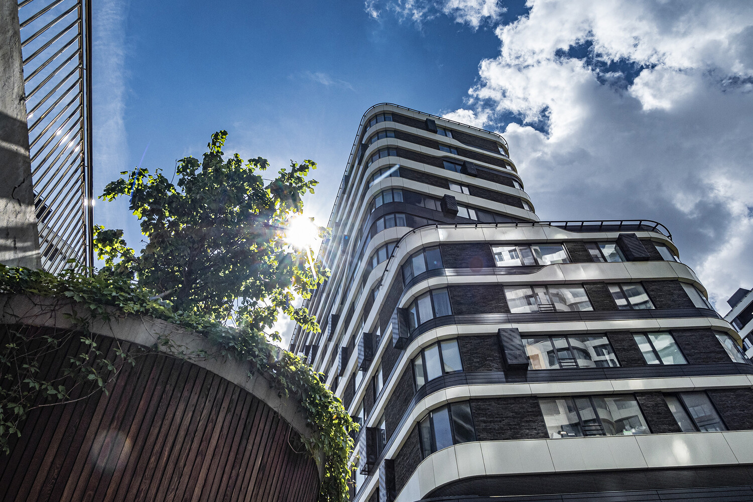 SHOT: рабочие устроили нелегальную столовую в элитной квартире московского ЖК