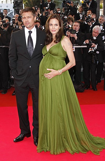 На этой фотографии 15 мая 2008 года Брэд Питт и беременная Анджелина Джоли прибыли на премьеру анимационного фильма "Кунг-фу панда" на Каннском кинофестивале. Одну ролей фильма (мастера Тигрицы) озвучивала Анджелина Джоли. В 2008-м у пары родились близнецы - мальчик Нокс и девочка Вивьен. Так Джоли и Питт стали родителями шестерых детей