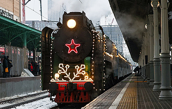 В Сыктывкаре более 3 тыс. человек пришли встретить сказочный поезд Деда Мороза