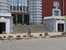 В Курске дорожники меняют бортовой камень на тротуарах
