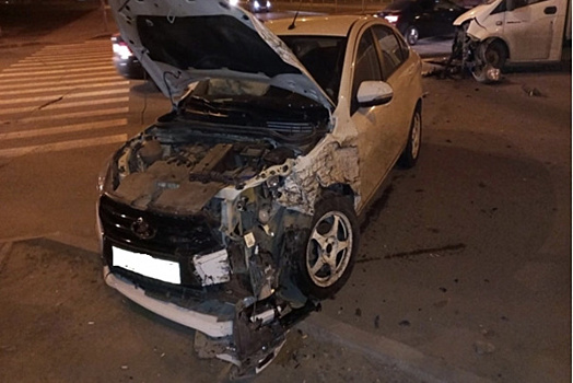 В Тольятти водитель грузовика протаранил "Весту"