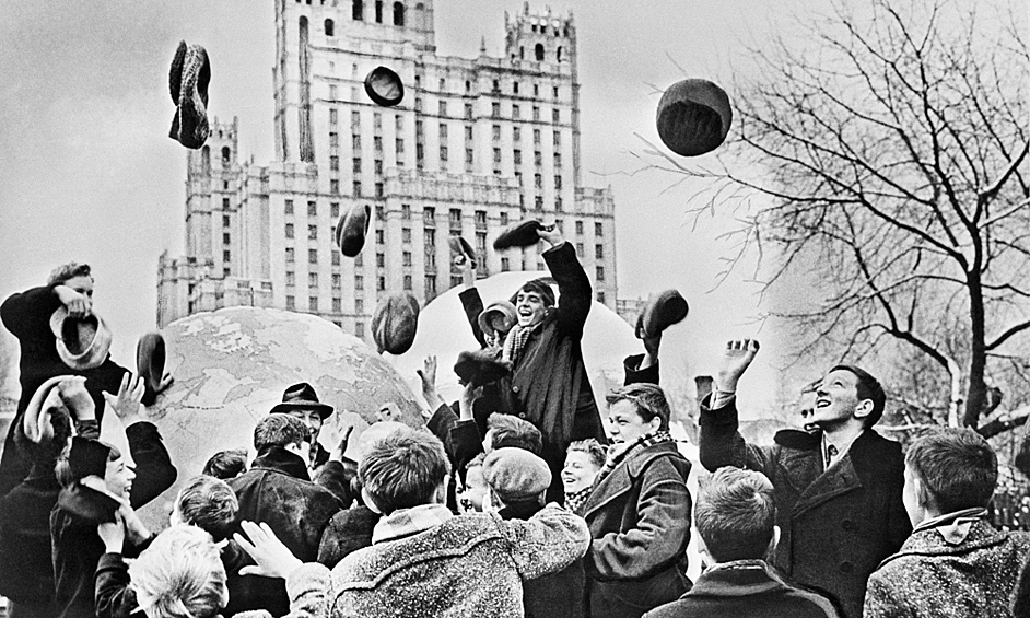 Ликуй москва в париже росс. 1961 Празднование Гагарина. Гагарин ликование. Ликование народа полет Гагарина. 12 Апреля 1961 года.