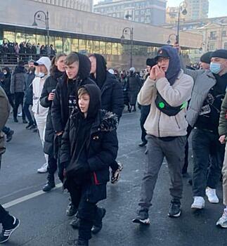 Во Владивостоке бурно обсуждают участие детей в митинге