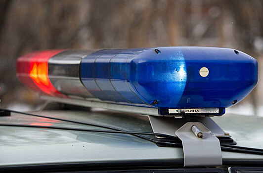 Соцсети: в Таганроге мужчина за рулем снес газовую трубу и прокатил на капоте полицейского