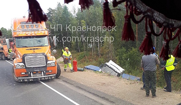 Фура улетела в кювет под Красноярском